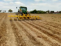 Obr. 3 - Pásová předseťová příprava půdy pro výsev kukuřice seté modifikovanou plečkou firmy Bednar